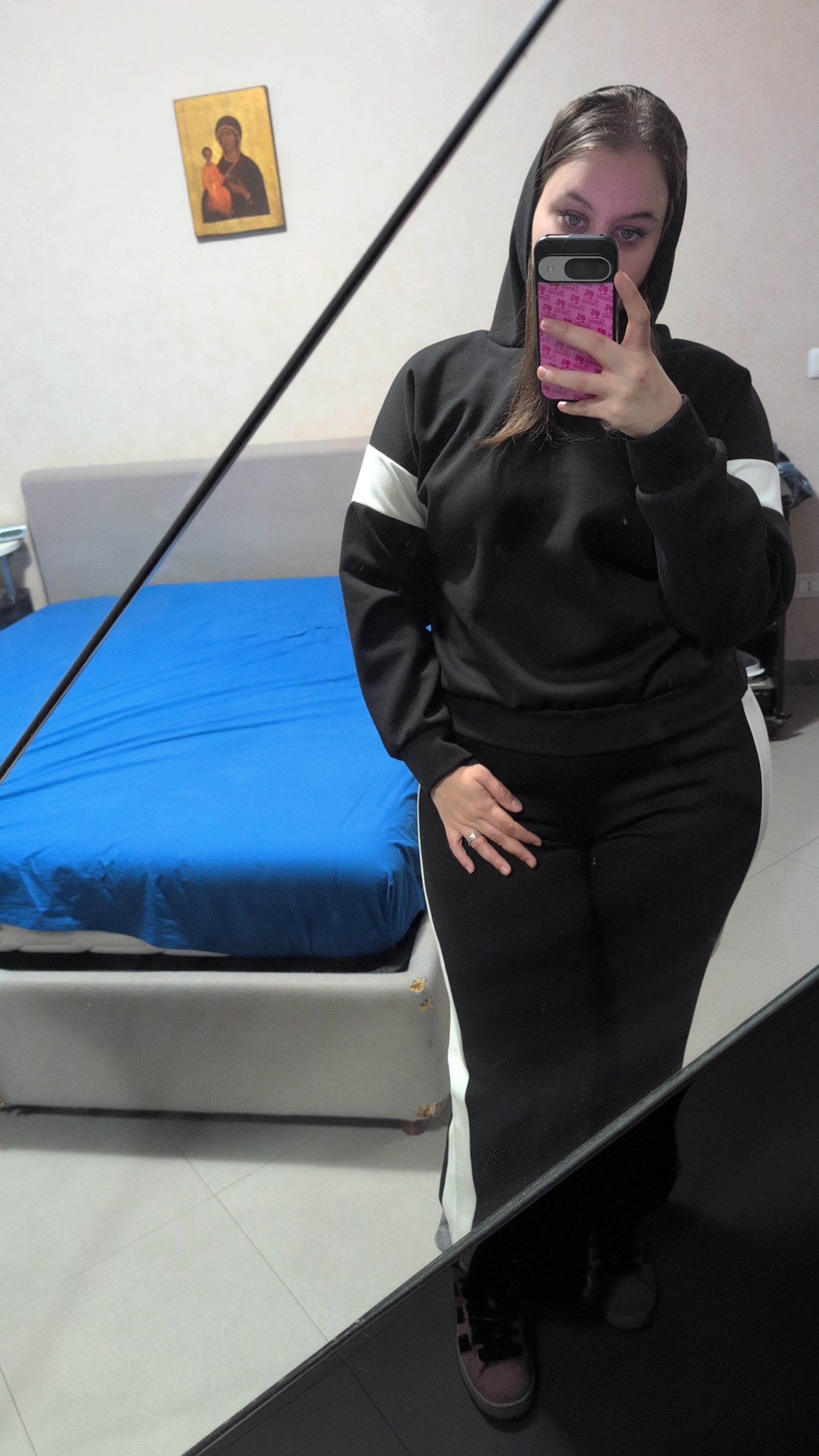 Tuta nera con cappuccio